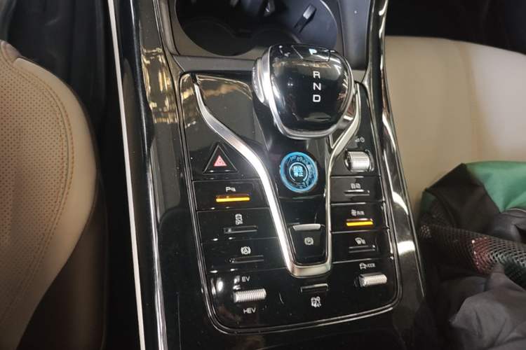 Used BYD Qin PLUS 2023 Champion Edition DM-i 55KM Leading Model Gear Lever