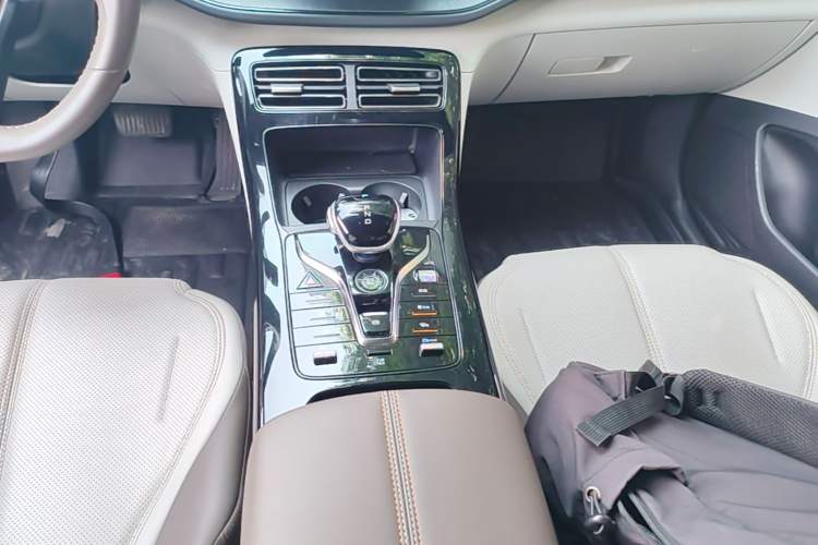 Used BYD Qin PLUS 2023 Champion Edition DM-i 55KM Leading Model Gear Lever