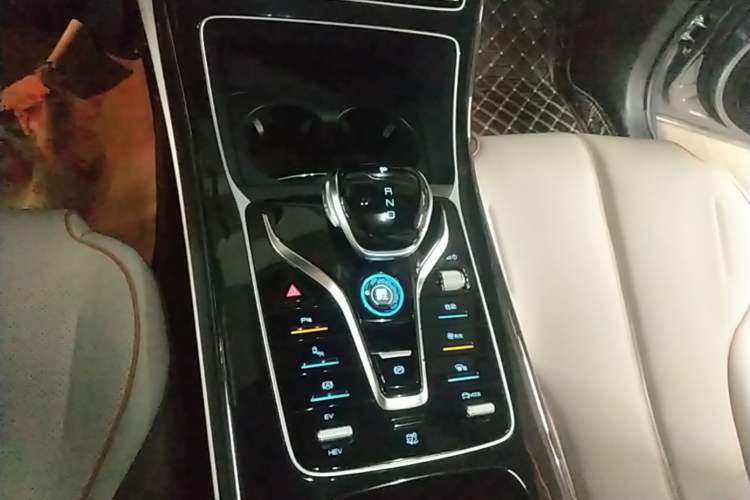 Used BYD Qin PLUS 2023 Champion Edition DM-i 120KM Excellence Model Gear Lever