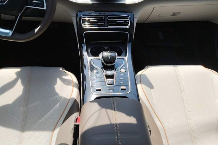 Used BYD Qin PLUS 2023 Champion Edition DM-i 120KM Beyond Model Gear Lever
