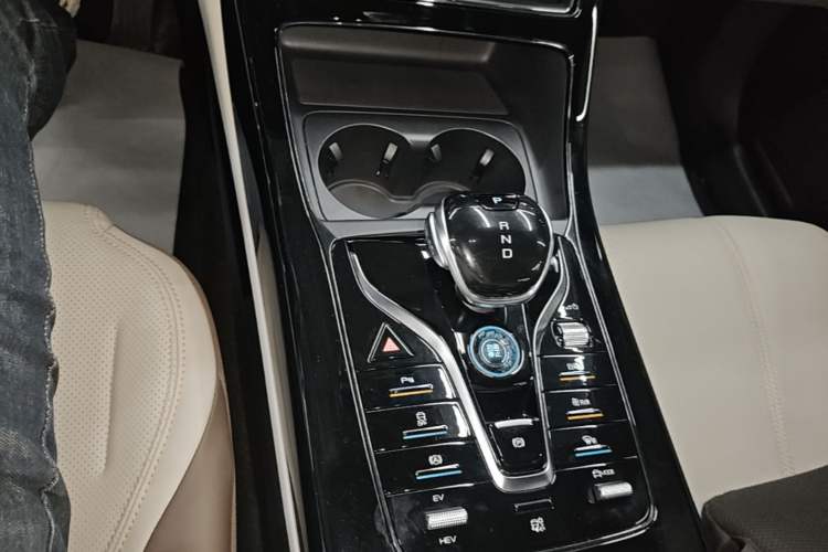 Used BYD Qin PLUS 2023 Champion Edition DM-i 55KM Leading Model Gear Lever
