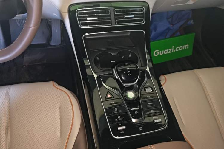 Used BYD Qin PLUS 2023 Champion Edition DM-i 55KM Superior Model Gear Lever