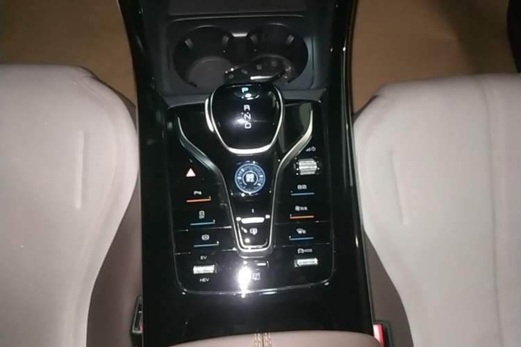Used BYD Qin PLUS 2023 Champion Edition DM-i 55KM Leading Model Gear Lever