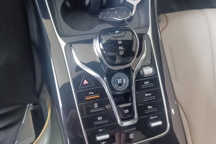 Used BYD Qin PLUS 2023 Champion Edition DM-i 120KM Beyond Model Gear Lever