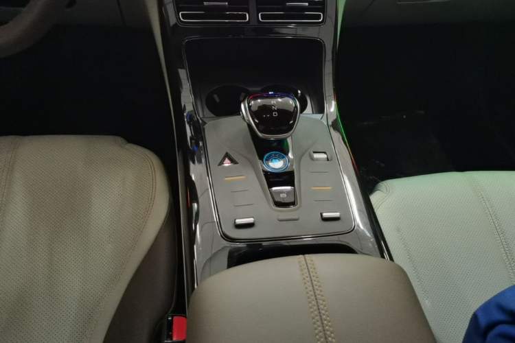 Used BYD Qin PLUS 2023 Champion Edition DM-i 55KM Leading Model Gear Lever