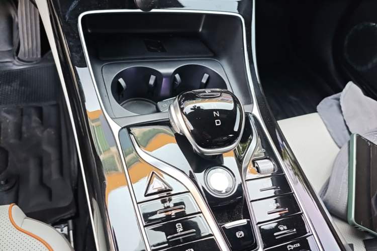 Used BYD Qin PLUS 2023 Champion Edition DM-i 55KM Superior Model Gear Lever