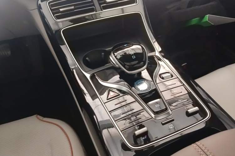 Used BYD Qin PLUS 2023 Champion Edition DM-i 120KM Excellence Model Gear Lever