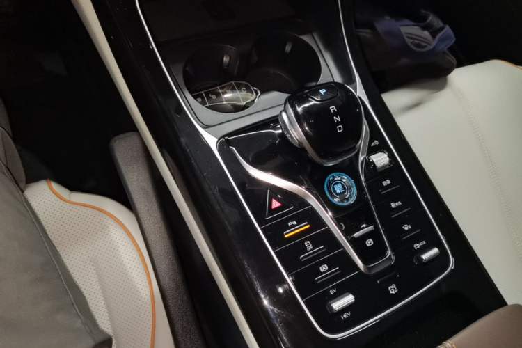 Used BYD Qin PLUS 2023 Champion Edition DM-i 55KM Superior Model Gear Lever