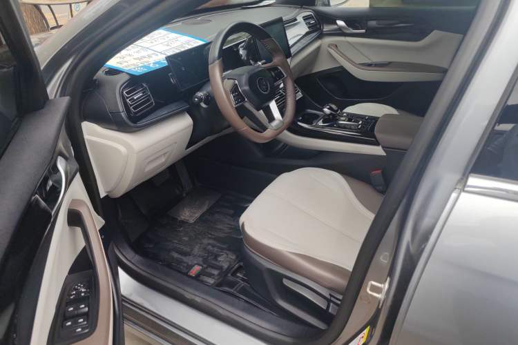 Used BYD Qin PLUS 2023 Champion Edition DM-i 55KM Leading Model Interior 1