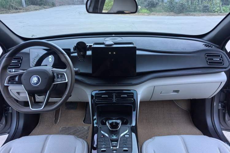 Used BYD Qin PLUS 2023 Champion Edition DM-i 55KM Leading Model Interior 1