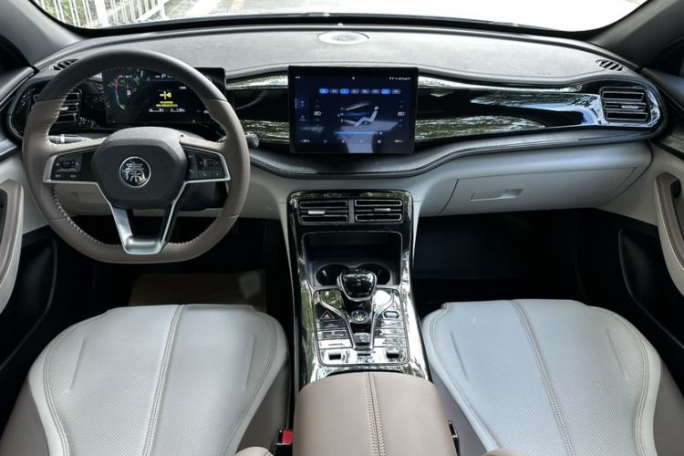 Used BYD Qin PLUS 2023 Champion Edition DM-i 55KM Leading Model Interior 2