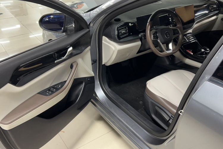 Used BYD Qin PLUS 2023 Champion Edition DM-i 55KM Leading Model Interior 2