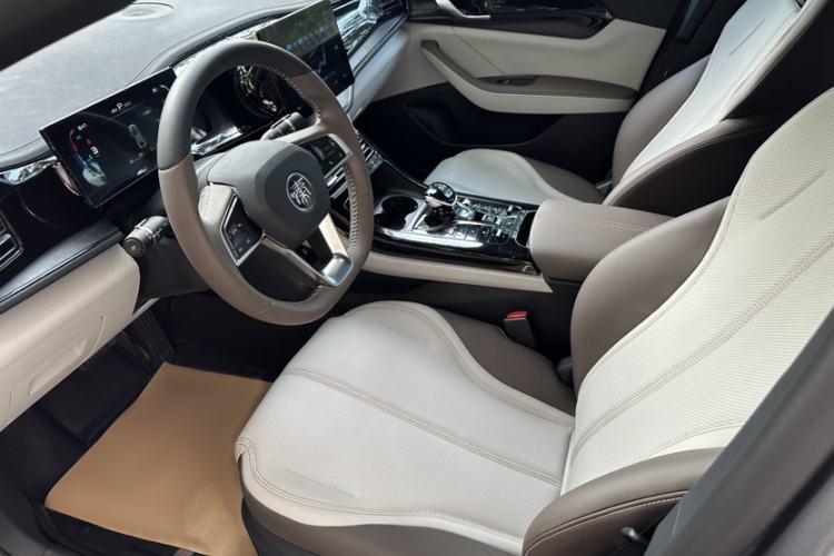 Used BYD Qin PLUS 2023 Champion Edition DM-i 55KM Leading Model Interior 4