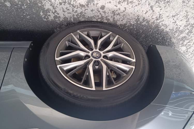 Used BYD Qin PLUS 2023 Champion Edition DM-i 55KM Superior Model Left Front Wheel Hub