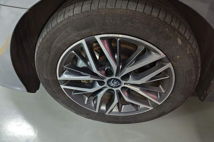 Used BYD Qin PLUS 2023 Champion Edition DM-i 55KM Superior Model Left Front Wheel Hub