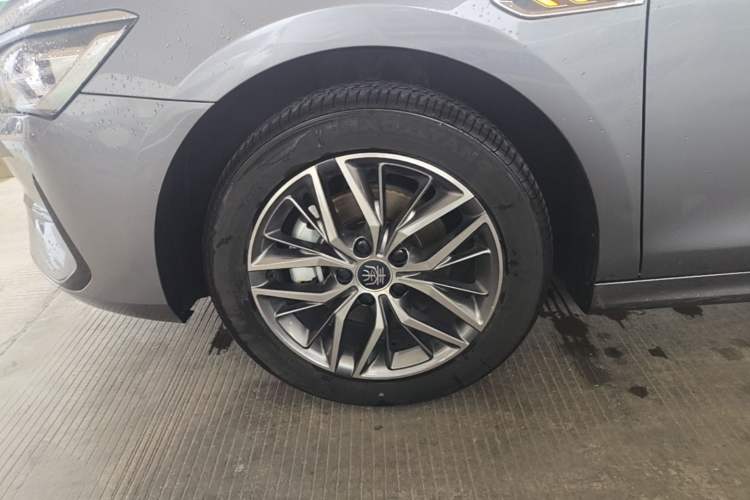 Used BYD Qin PLUS 2023 Champion Edition EV 420KM Leading Model Left Front Wheel Hub