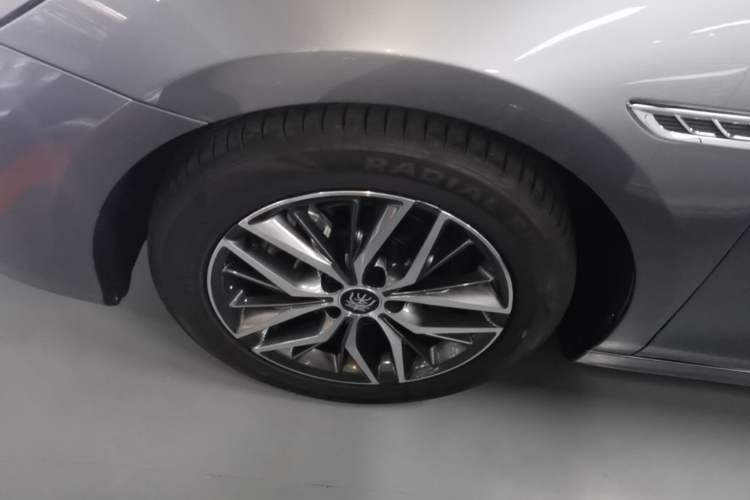 Used BYD Qin PLUS 2023 Champion Edition DM-i 55KM Superior Model Left Front Wheel Hub
