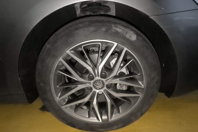 Used BYD Qin PLUS 2023 Champion Edition EV 510KM Beyond Model Right Front Wheel Hub