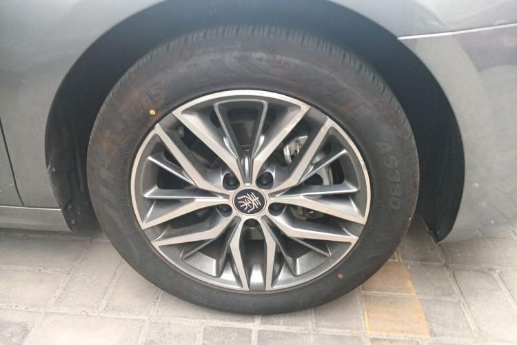Used BYD Qin PLUS 2023 Champion Edition EV 420KM Leading Model Right Front Wheel Hub