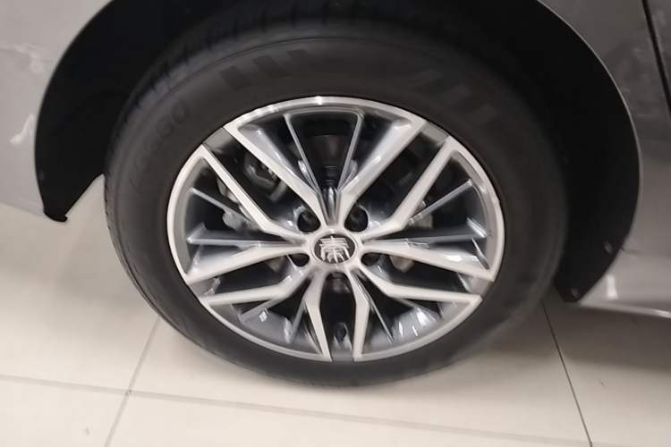 Used BYD Qin PLUS 2023 Champion Edition EV 420KM Superior Model Right Rear Wheel Hub