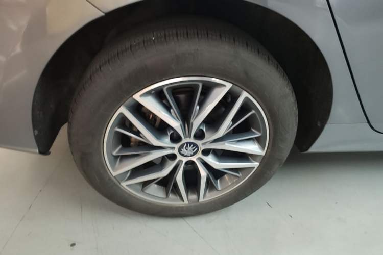 Used BYD Qin PLUS 2023 Champion Edition DM-i 120KM Beyond Model Right Rear Wheel Hub