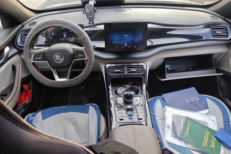Used BYD Qin PLUS 2023 Champion Edition DM-i 55KM Leading Model Center Console