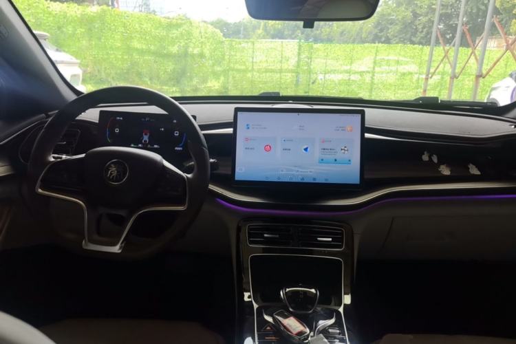 Used BYD Qin PLUS 2023 Champion Edition DM-i 120KM Excellence Model Center Console