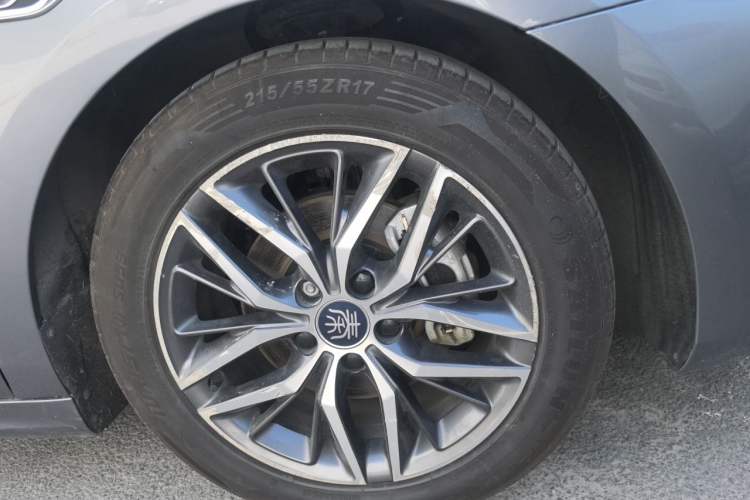 Used BYD Qin PLUS 2023 Champion Edition EV 420KM Superior Model Right Front Wheel Hub