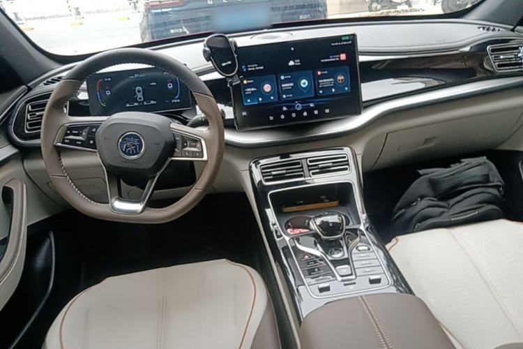 Used BYD Qin PLUS 2023 Champion Edition DM-i 120KM Excellence Model Center Console
