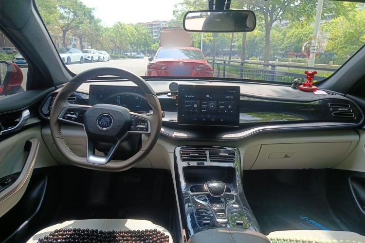 Used BYD Qin PLUS 2023 Champion Edition DM-i 55KM Leading Model Center Console