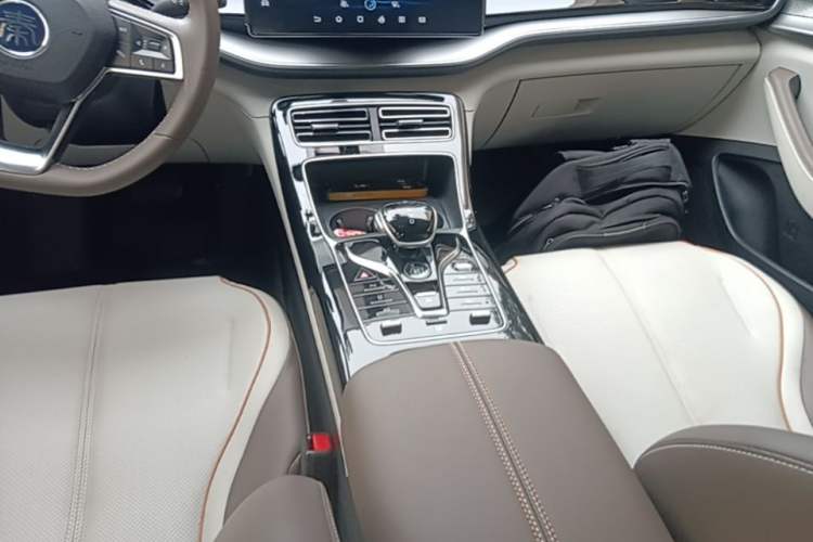 Used BYD Qin PLUS 2023 Champion Edition DM-i 120KM Excellence Model Gear Lever