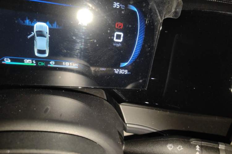 Used BYD Qin PLUS 2023 Champion Edition DM-i 120KM Beyond Model Odometer Close Up