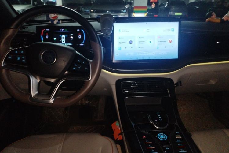 Used BYD Qin PLUS 2023 Champion Edition DM-i 120KM Excellence Model Center Console