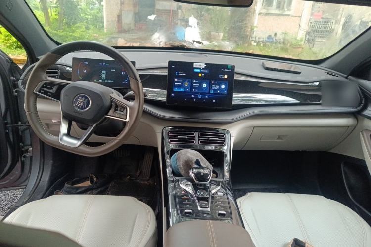 Used BYD Qin PLUS 2023 Champion Edition DM-i 55KM Leading Model Center Console