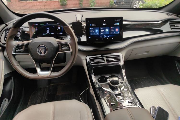 Used BYD Qin PLUS 2023 Champion Edition DM-i 55KM Leading Model Center Console