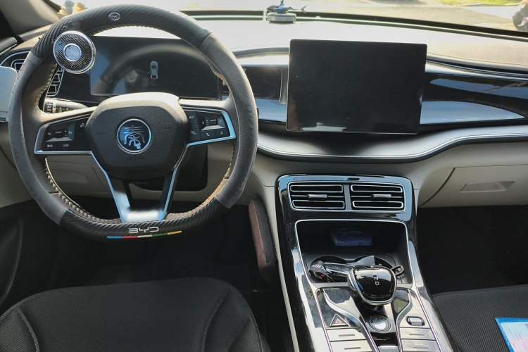 Used BYD Qin PLUS 2023 Champion Edition DM-i 120KM Leading Model Center Console
