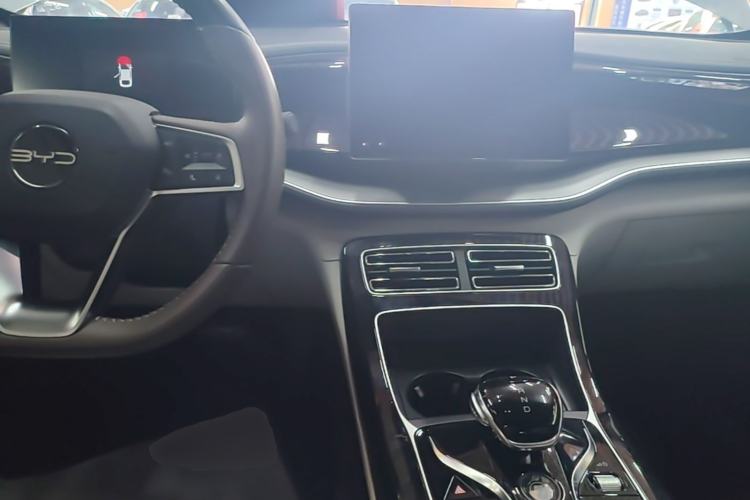 Used BYD Qin PLUS 2023 Champion Edition DM-i 120KM Leading Model Center Console