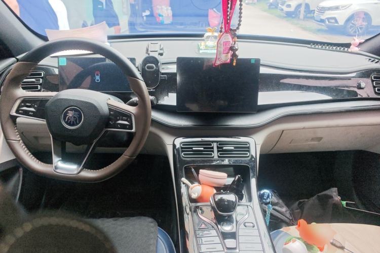 Used BYD Qin PLUS 2023 Champion Edition DM-i 55KM Leading Model Center Console