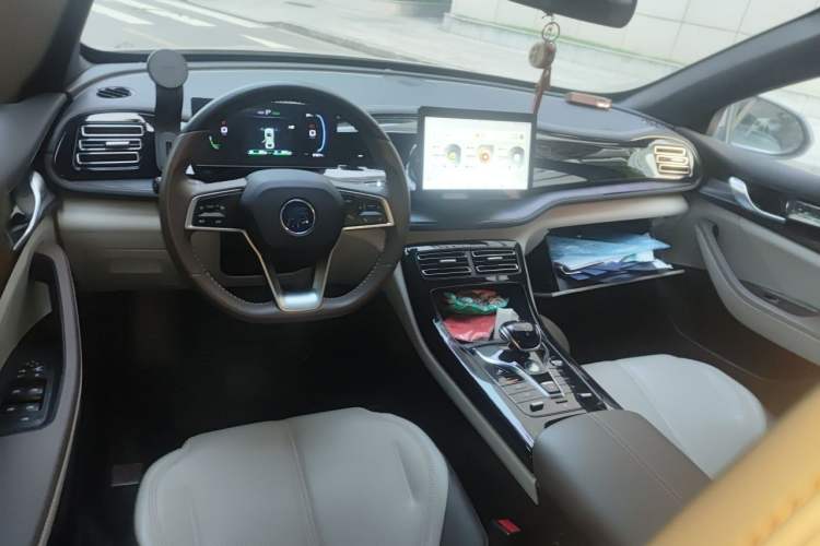 Used BYD Qin PLUS 2023 Champion Edition DM-i 55KM Leading Model Center Console