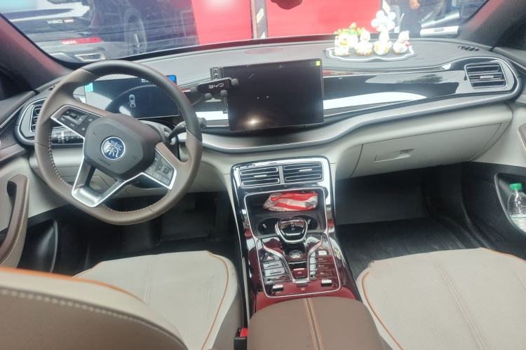Used BYD Qin PLUS 2023 Champion Edition DM-i 55KM Superior Model Center Console