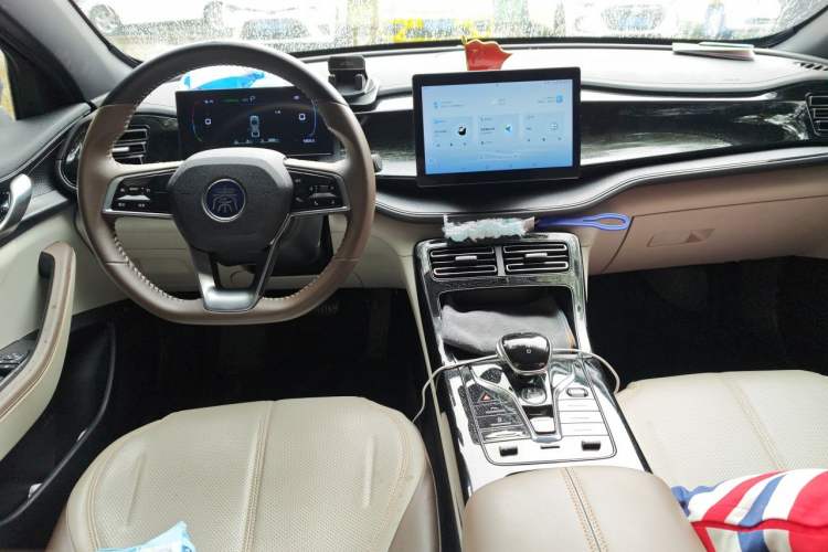Used BYD Qin PLUS 2023 Champion Edition DM-i 55KM Leading Model Center Console