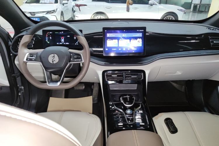 Used BYD Qin PLUS 2023 Champion Edition DM-i 55KM Leading Model Center Console