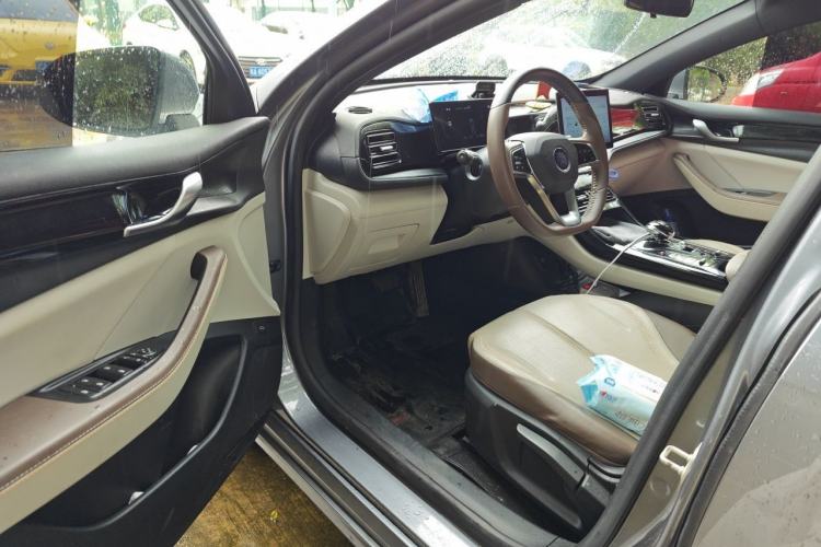 Used BYD Qin PLUS 2023 Champion Edition DM-i 55KM Leading Model Driver Seat