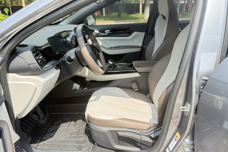 Used BYD Qin PLUS 2023 Champion Edition DM-i 55KM Leading Model Interior 4