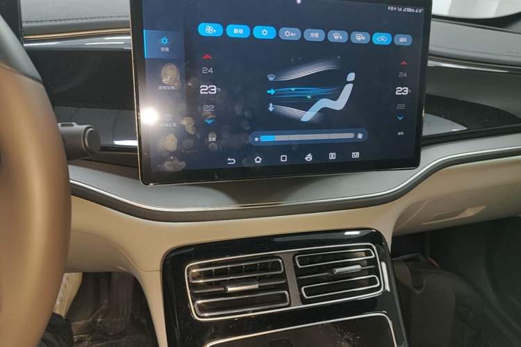 Used BYD Qin PLUS 2023 Champion Edition DM-i 120KM Excellence Model Audio And AC Panel