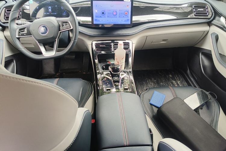 Used BYD Qin PLUS 2023 Champion Edition DM-i 55KM Leading Model Center Console