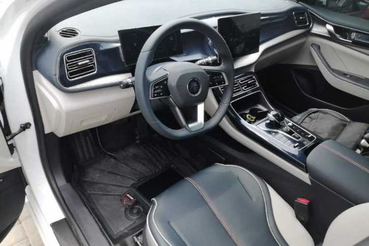 Used BYD Qin PLUS 2023 Champion Edition DM-i 120KM Leading Model Center Console