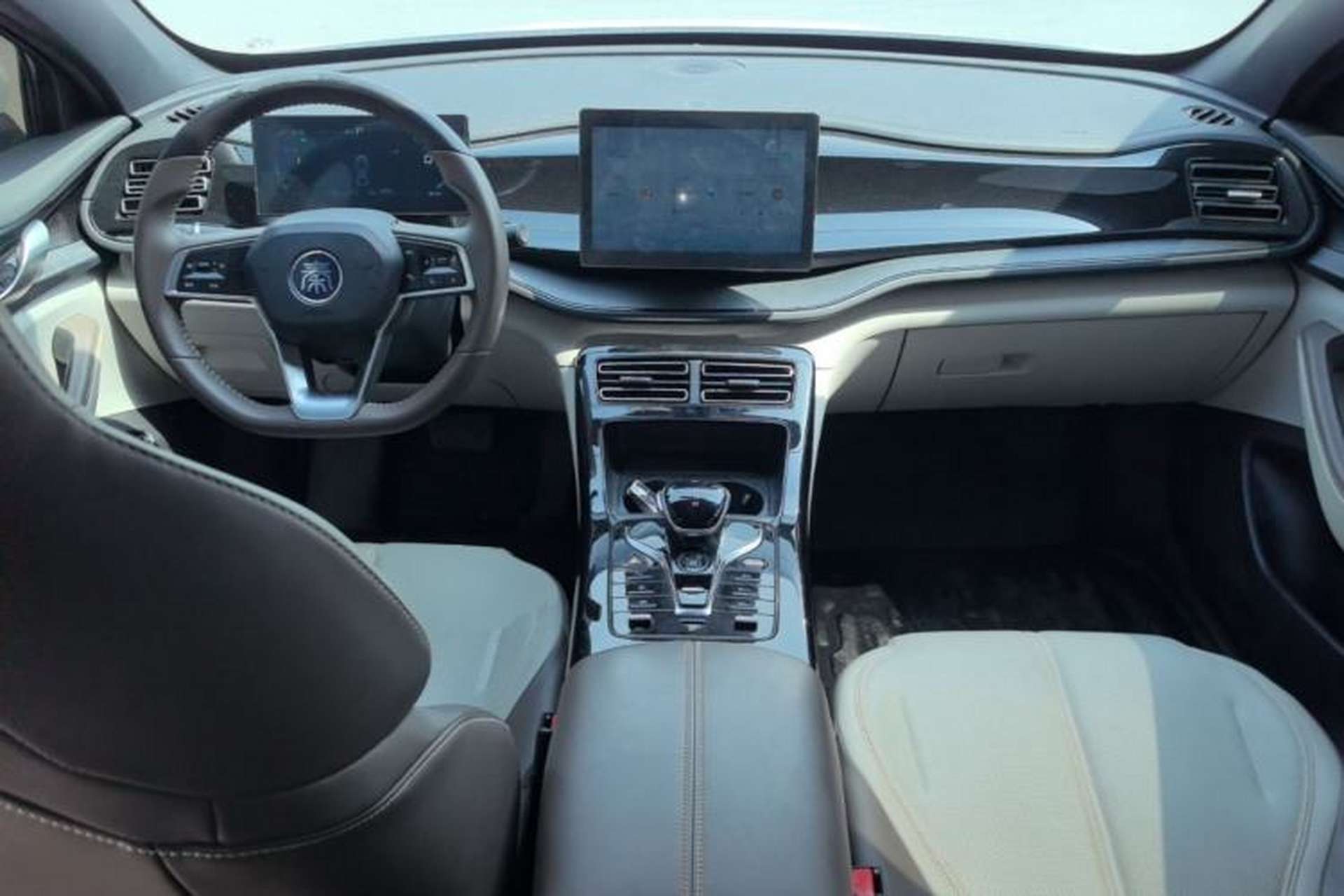 Used BYD Qin PLUS 2023 Champion Edition DM-i 55KM Leading Model Center Console
