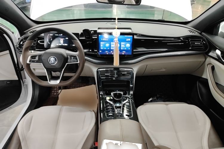 Used BYD Qin PLUS 2023 Champion Edition DM-i 55KM Leading Model Center Console