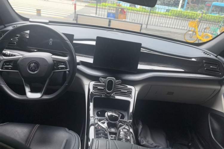 Used BYD Qin PLUS 2023 Champion Edition DM-i 55KM Leading Model Center Console